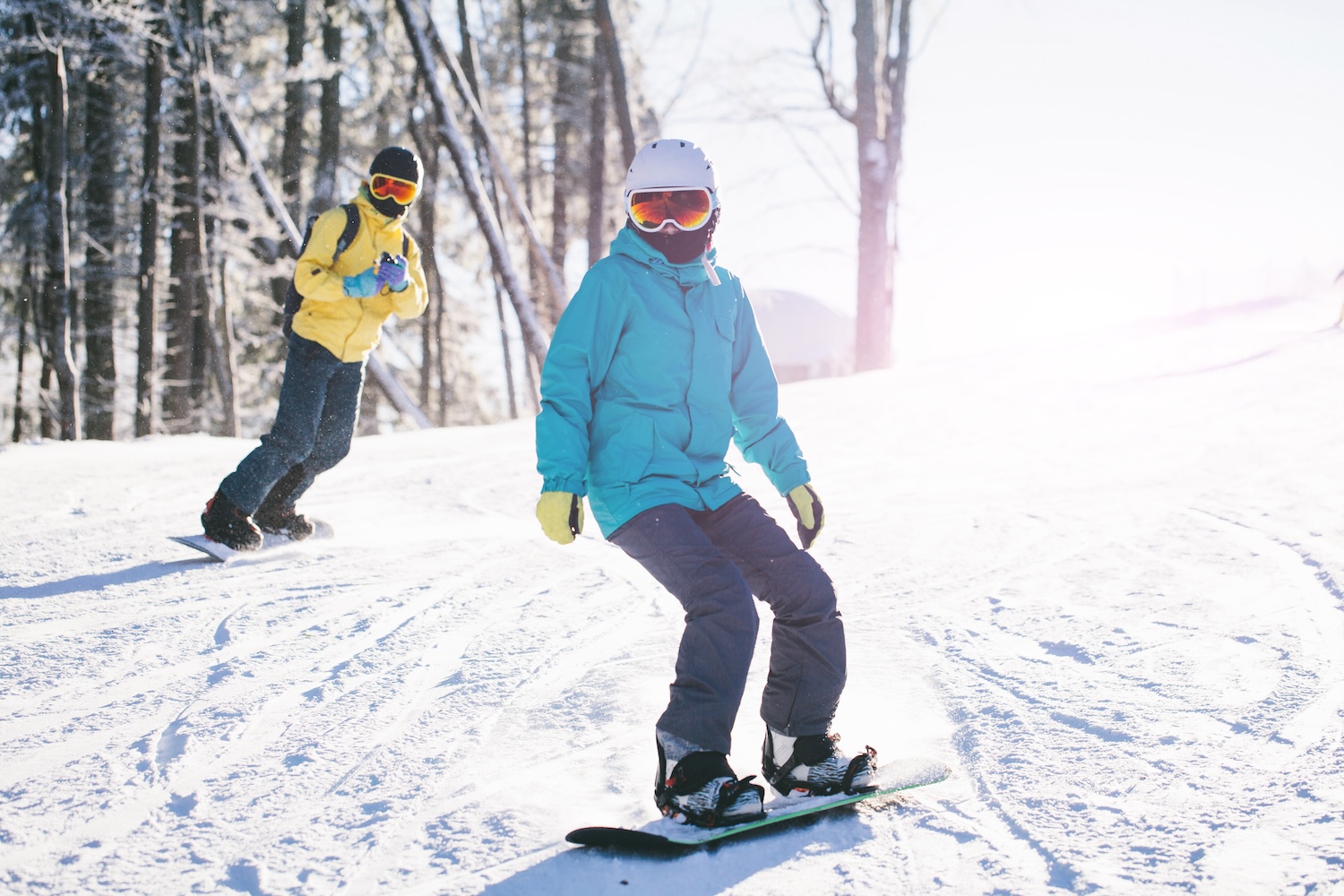 Skiiers couple skiing in the mountains